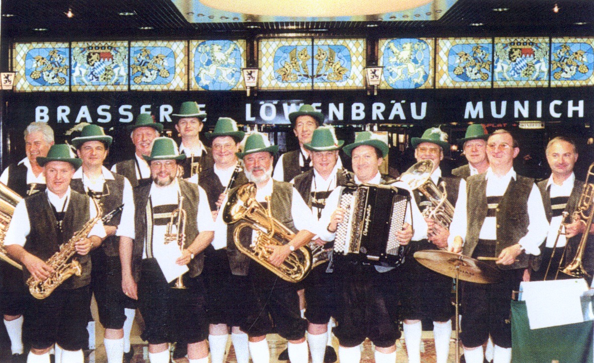 Nous posons en costumes bavarois avec nos instruments devant la brasserie Löwenbräu, à Munich