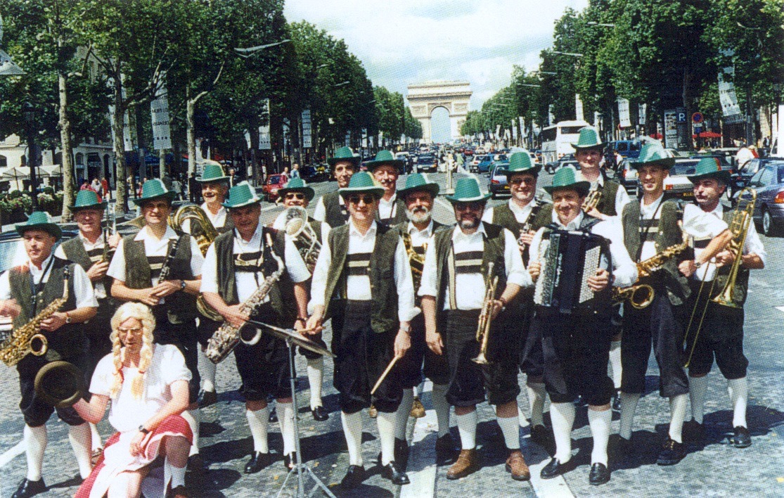 Nous posons au complet en costumes bavarois avec nos instruments sur les Champs-Élysées, devant l’Arc de Triomphe