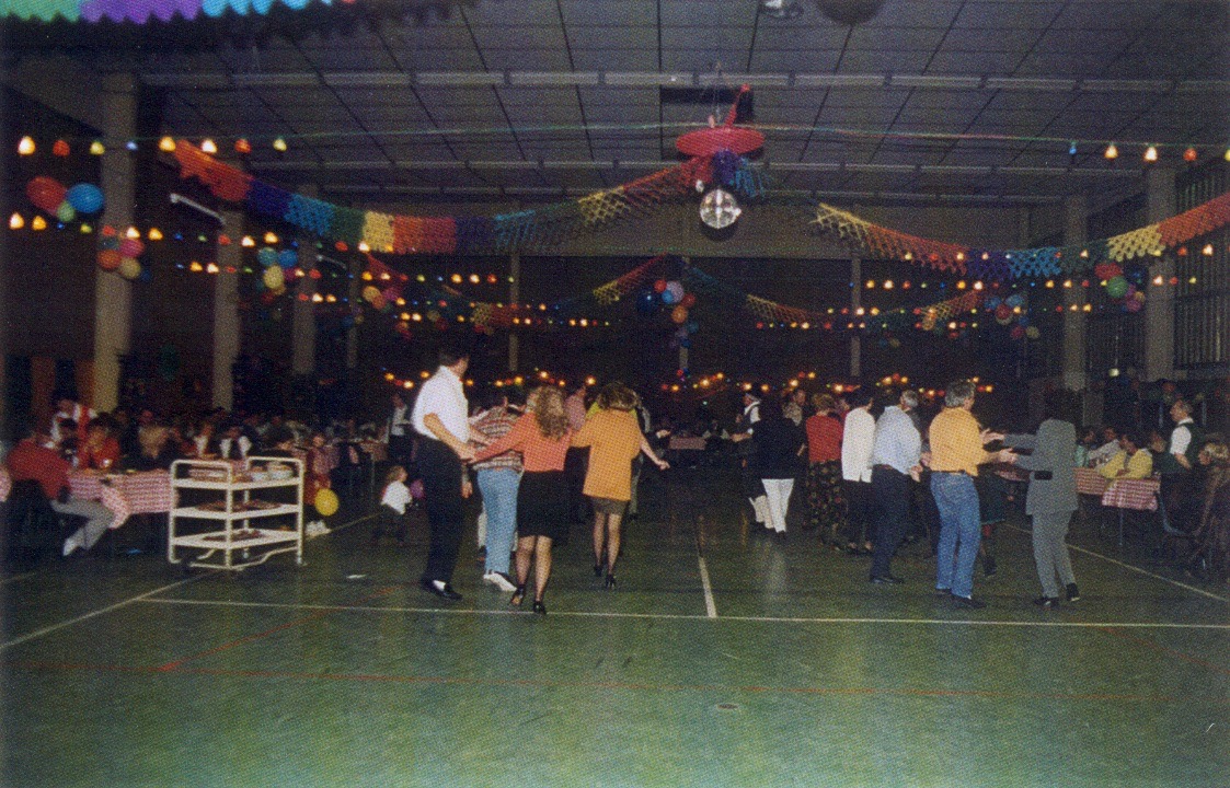 La piste de danse d’une salle décorée de guirlandes et de lampions colorés pendant un bal que nous animons