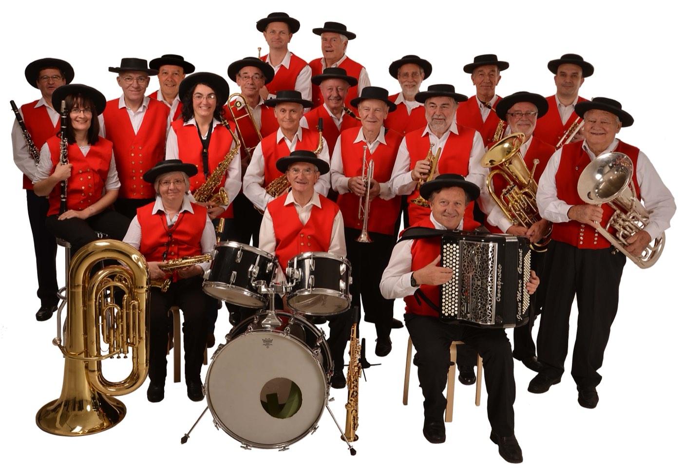 Nous posons au complet en gilets rouges, chemises blanches et chapeaux noirs, avec tous nos instruments