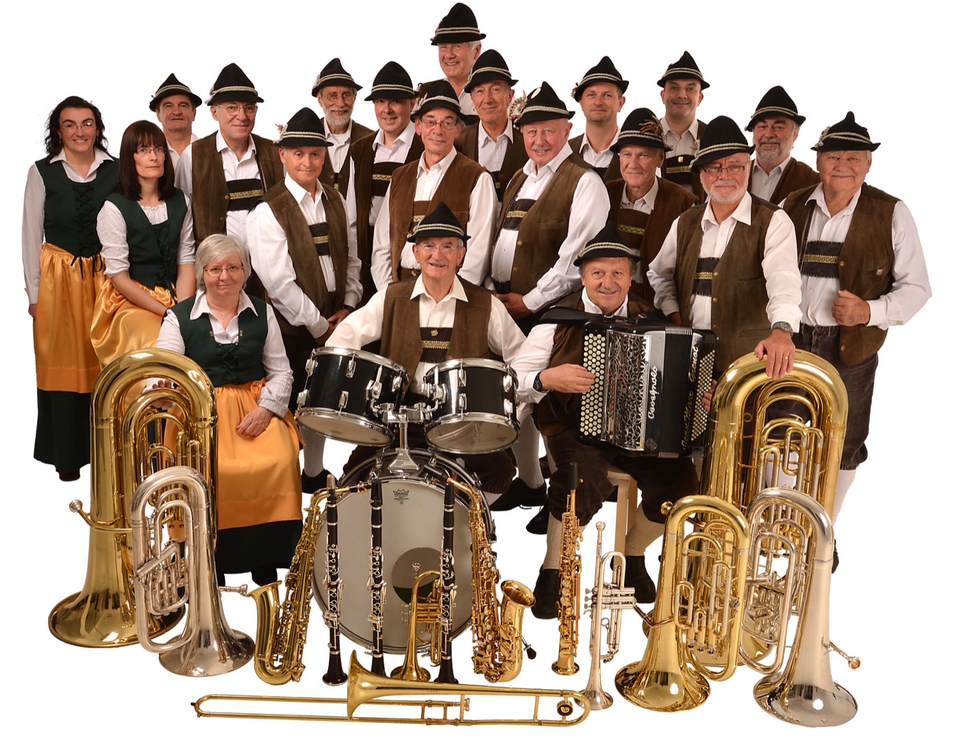 Nous posons au complet en gilets bruns et jupes dorées, avec tous nos instruments