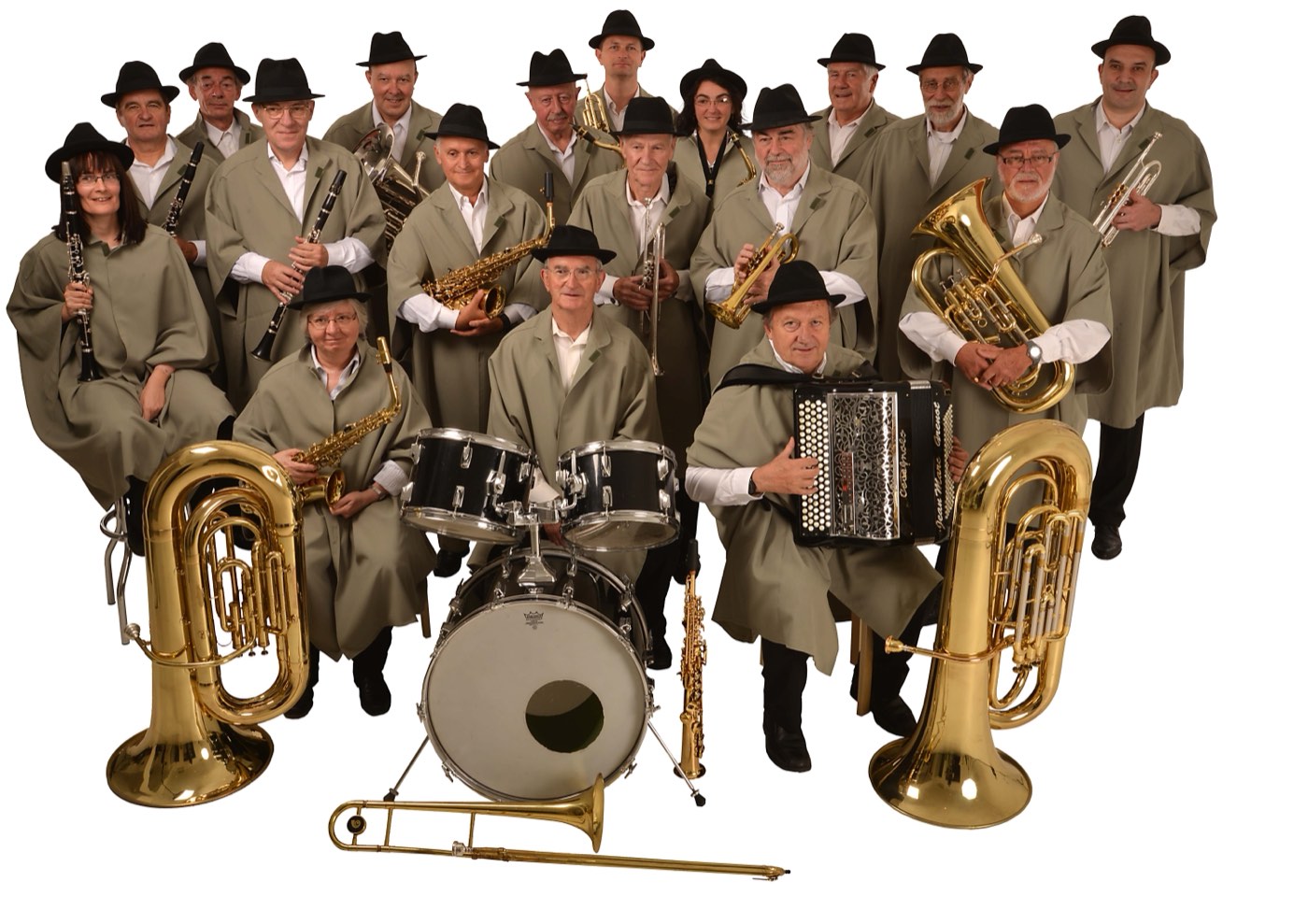 Nous posons au complet en capes beiges et chapeaux noirs, avec tous nos instruments