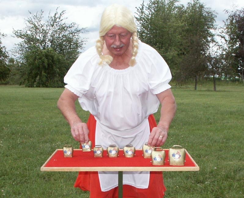 L’un de nous, costumé et coiffé de nattes blondes, joue un air sur une rangée de clochettes posées sur un plateau