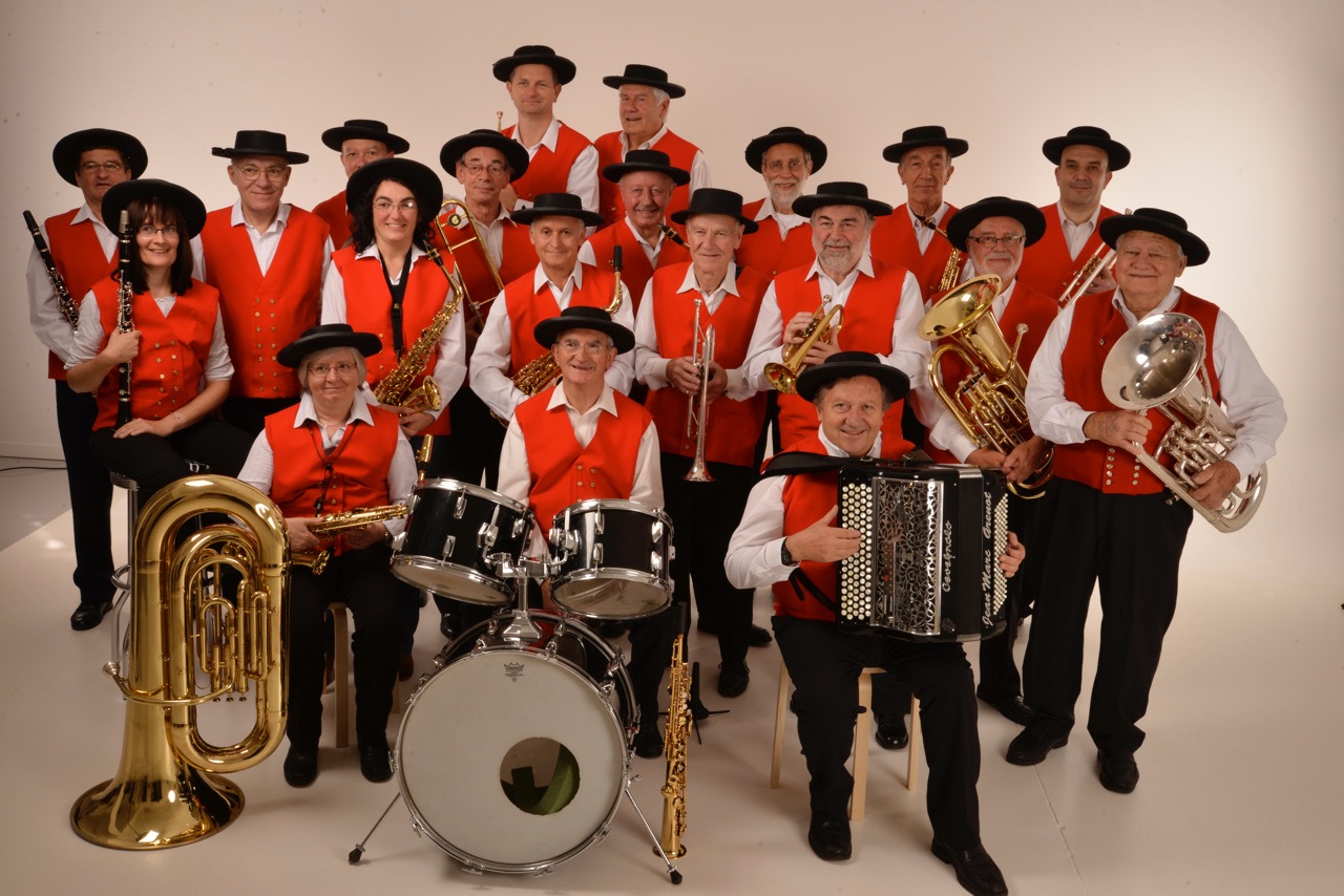 Nous posons en studio en costumes traditionnels, gilets bruns, jupes dorées et chapeaux noirs