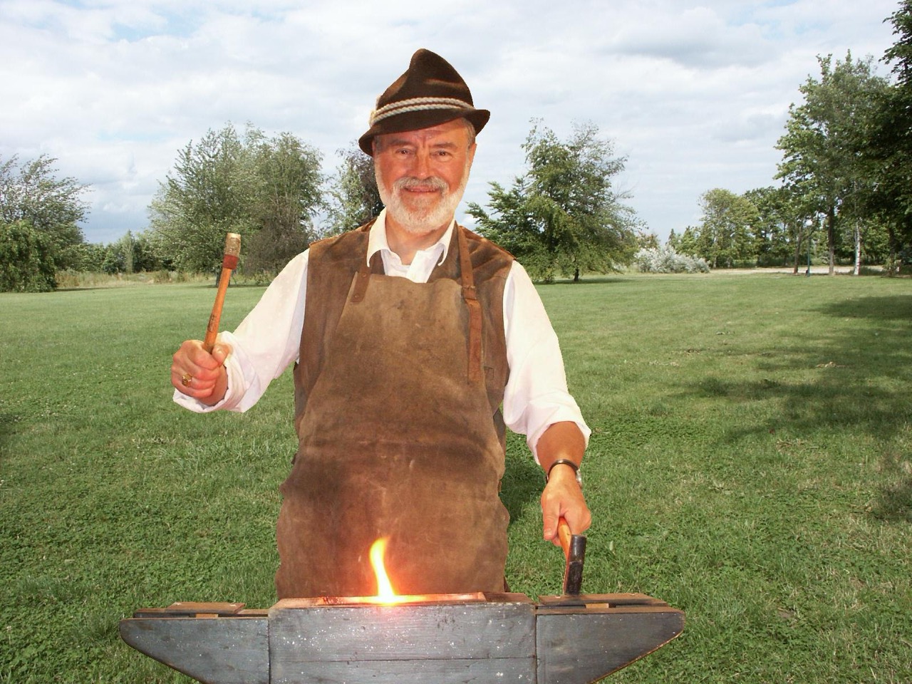 L’un de nous, en tablier de cuir et chapeau, joue le forgeron devant son enclume et sa flamme