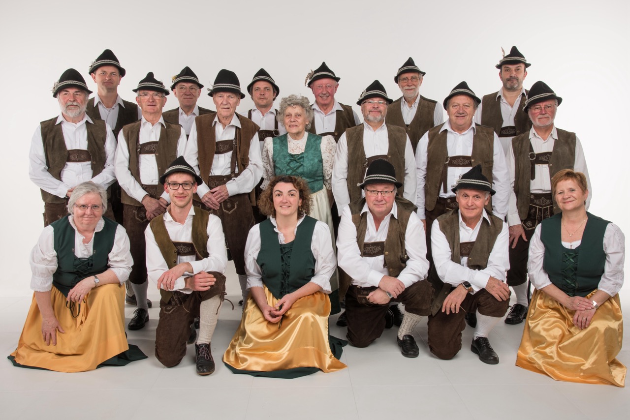 Nous posons en studio en gilets bruns, jupes dorées et chapeaux noirs