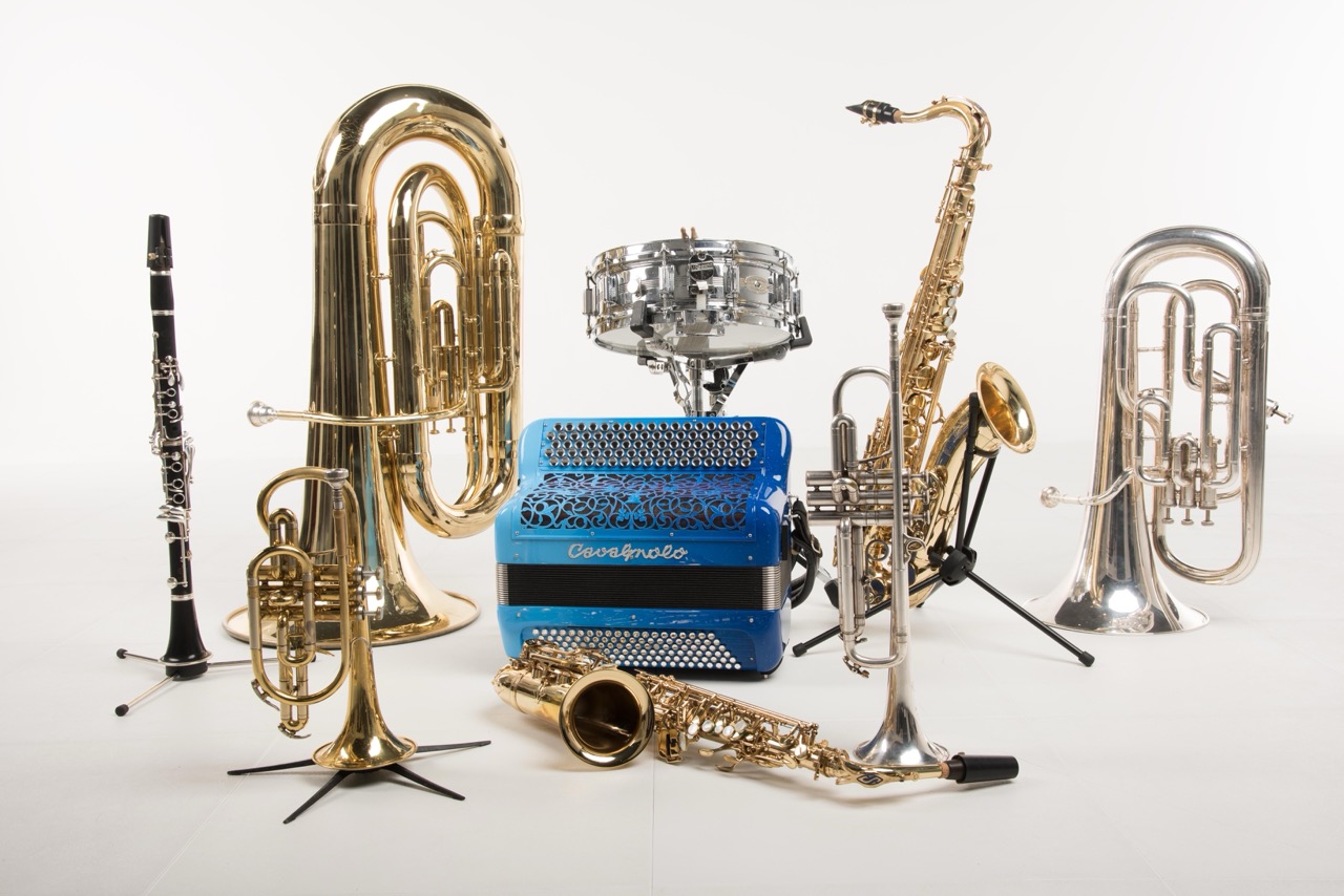 Nos instruments réunis en studio : tuba, saxophones, clarinette, trompette, accordéon bleu et batterie