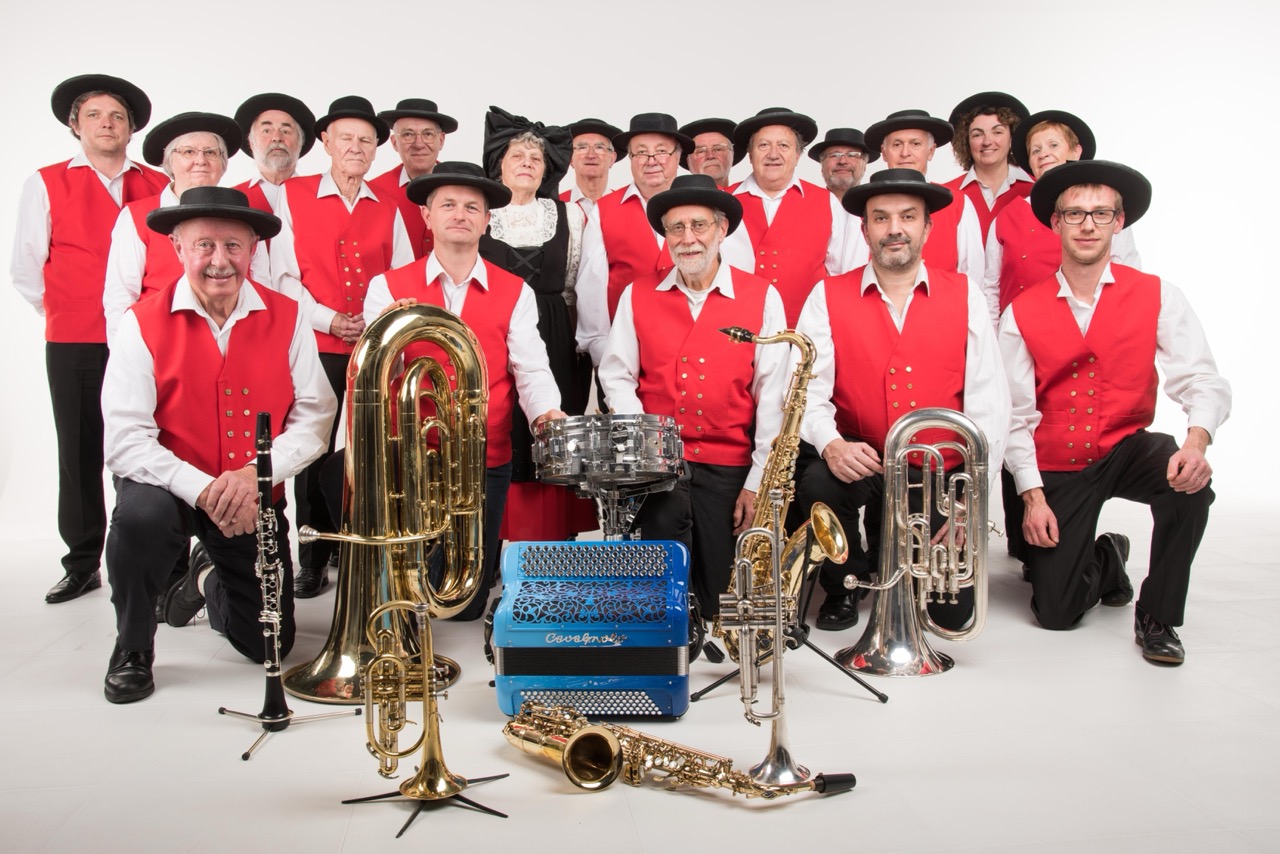 Nous posons en studio en gilets rouges et chapeaux noirs, entourés de nos instruments