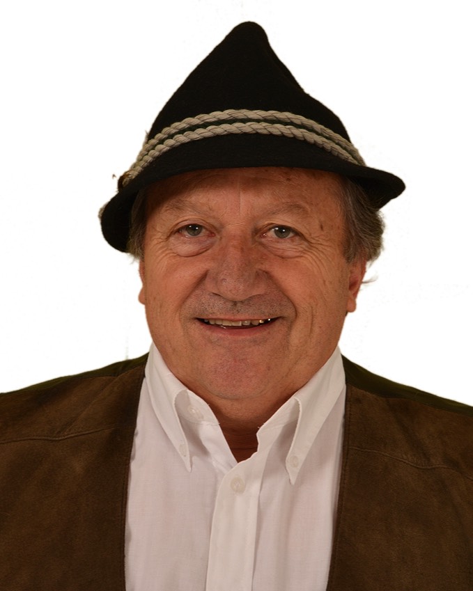 Portrait d’un membre des Pils-Schnaps en costume traditionnel